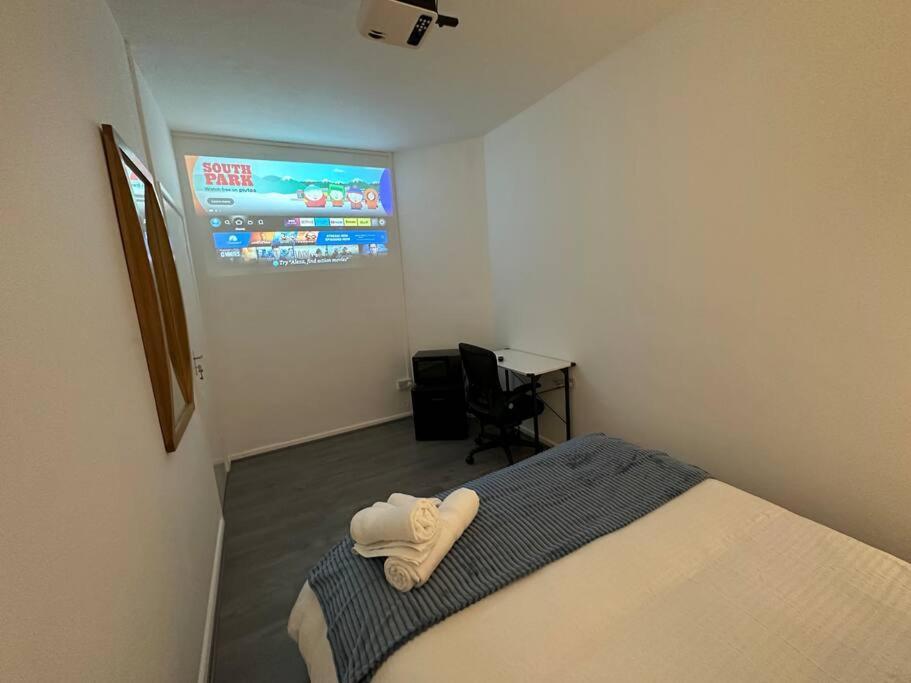 Small Cozy Private Bedroom Zone1 ロンドン エクステリア 写真