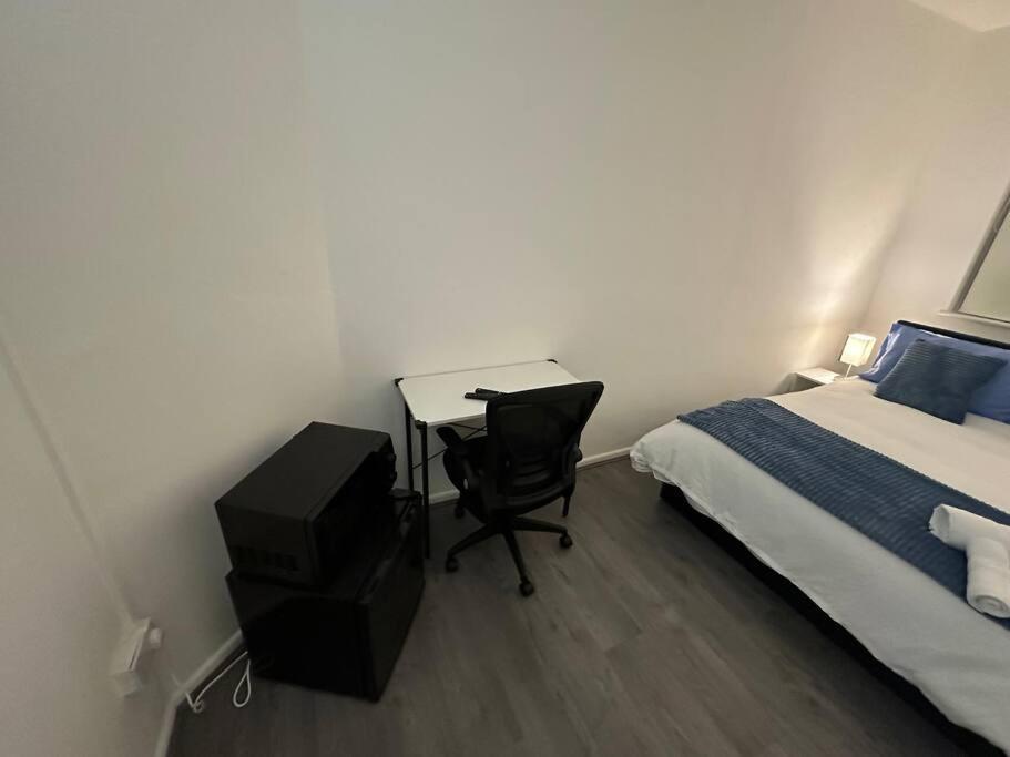 Small Cozy Private Bedroom Zone1 ロンドン エクステリア 写真